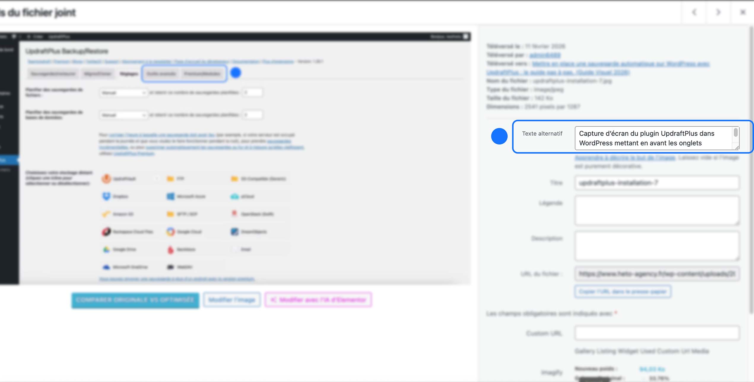 Une capture d’écran du gestionnaire de médias WordPress où l’on voit l’image du plugin UpdraftPlus à gauche et, à droite, le champ « Texte alternatif » rempli, illustrant concrètement comment l’alt desc correspond à l’image sélectionnée.
