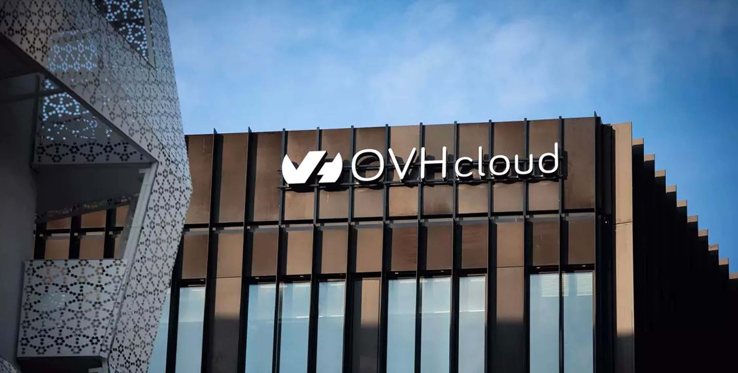 Façade du bâtiment OVHcloud avec le logo de l’hébergeur cloud spécialisé dans l’hébergement web et les serveurs