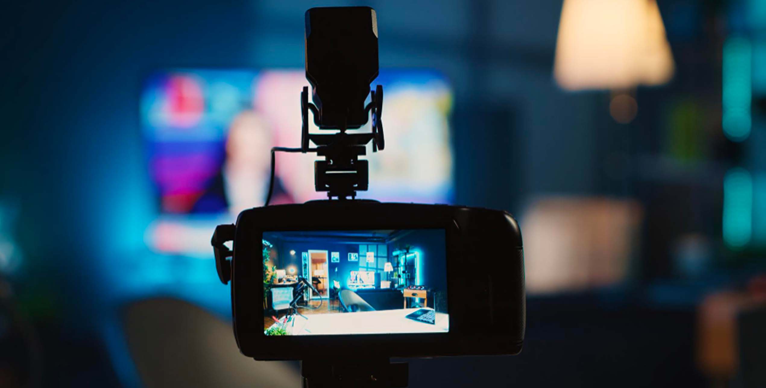 Caméra vidéo filmant un studio de création de contenu, utilisée pour l’enregistrement de vidéos et de tutoriels en ligne