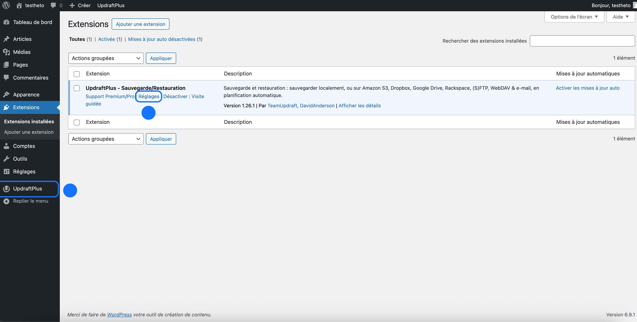 Capture d’écran de la page Extensions WordPress avec le plugin UpdraftPlus et le lien vers ses réglages de sauvegarde et restauration.
